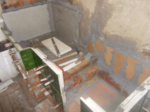 Výstavka soklu a založení kachloví.