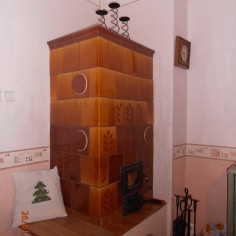 Kachlová kamna rohová s roštem.