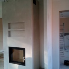 Akumulační krb s vložkou Hoxter a pláštěm z litého šamotu.