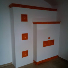 Sálavá kamna s 10 hodinovou akumulací.Izolované bezroštové topeniště s pláštěm z litého šamotu a kachlovím Hein