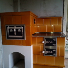 Sporák s kachlovím Chodouň a kováním Zikmund a Havelka.